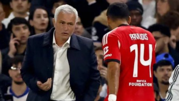 O Μουρίνιο σκέφτεται την αλλαγή του Παυλίδη, αλλά οι θρύλοι της Μπενφίκα απαντούν…