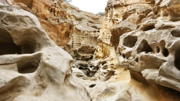 Το νησί των πυραύλων: Γιατί το Κεσμ στα Στενά του Ορμούζ χαρακτηρίζεται «αβύθιστο αεροπλανοφόρο» του Ιράν και πώς μπορεί να κρίνει τον πόλεμο