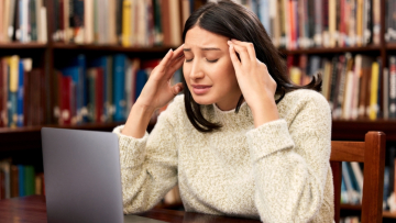 Μηνιγγίτιδα: Γιατί «χτυπάει» τα Πανεπιστήμια – Τα συμπτώματα που δεν πρέπει να αγνοήσουμε
