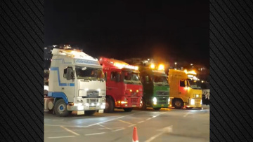 Φορτηγά στη Λέρο αποχαιρετούν με κόρνες και αναμμένα φώτα το Blue Star 2 που πάει για συντήρηση, δείτε βίντεο