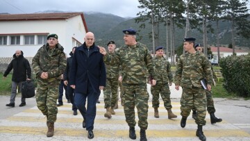 Επίσκεψη Δένδια στο 625 Μηχανοκίνητο Τάγμα Πεζικού στα Ιωάννινα, γευμάτισε με νεοσύλλεκτους, φωτογραφίες