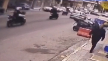 Βίντεο από τη στιγμή που οι αστυνομικοί ακολουθούν το μηχανάκι με τον γνωστό τράπερ που συνελήφθη στα Άνω Πατήσια