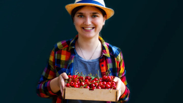 Το βαθυκόκκινο φρούτο που «φρενάρει» τον επιθετικό καρκίνο μαστού
