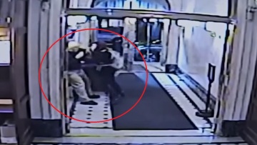 Άνδρας στο Μανχάταν έδερνε ανελέητα 71χρονο θυρωρό και εκείνος συνέχιζε να τον αποκαλεί ευγενικά «κύριε», δείτε βίντεο 