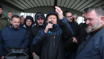 Ταξί: Τσεκάρουν για απεργοσπάστες στο «Ελ. Βενιζέλος» οι συνδικαλιστές, ο Θύμιος Λυμπερόπουλος αποκάλεσε «Γκαίμπελς» τον Κυρανάκη