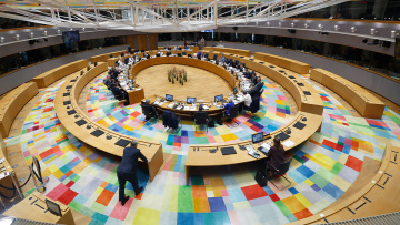 Η «μοναχική» φωτογραφία του Όρμπαν στη Σύνοδο Κορυφής, κάθισε μακριά όταν άρχισε να μιλά ο Ζελένσκι