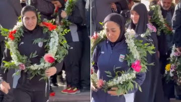 «Γυρίσαμε εδώ που ανήκουμε»: Με στεφάνια στον λαιμό επέστρεψαν στο Ιράν οι ποδοσφαιρίστριες που ζήτησαν άσυλο, βίντεο