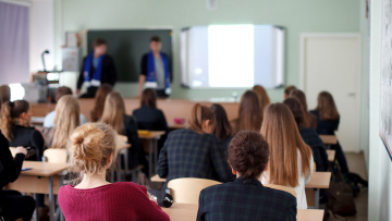 Ερχεται το ΙΒ σε 13 δημόσια σχολεία από τον Σεπτέμβριο λέει η Ζαχαράκη - Δείτε ποια έχουν επιλεγεί 