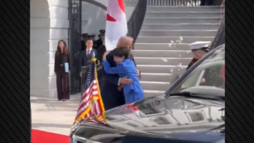 Στον Λευκό Οίκο η πρωθυπουργός της Ιαπωνίας: Η θερμή αγκαλιά με τον Τραμπ
