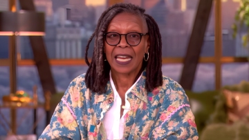 Γούπι Γκόλντμπεργκ: Βγαίνω ακόμη σε μπαρ, γνωρίζω κόσμο και κάνω περιστασιακές σχέσεις στα 70