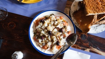 Μπακαλιάρος ξελουριστός: To ελληνικό «σεβίτσε» που τρώγεται την 25η Μαρτίου