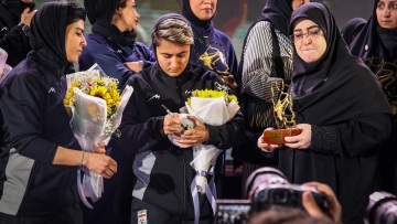 Επιστροφή των αθλητριών στο Ιράν: Μουδιασμένες στην τελετή υποδοχής, όπως δείχνει νέο βίντεο

