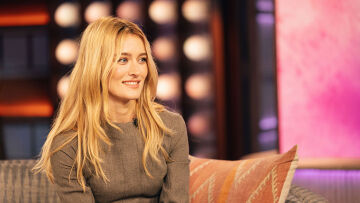 Τζιν με σακάκι: Η Σάρα Πίτζεον φόρεσε τον κλασικό συνδυασμό με τον πιο φρέσκο τρόπο
