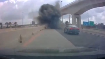 Συντρίμμια πυραύλου σκάνε σε αυτοκινητόδρομο στο Ισραήλ, μπροστά από αυτοκίνητο που δεν πρόλαβε να φρενάρει, δείτε το βίντεο