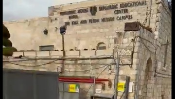 Το Ιράν επιτέθηκε στην Παλιά Πόλη της Ιερουσαλήμ: Δείτε τη στιγμή που θραύσμα βαλλιστικού πυραύλου πέφτει σε χώρο στάθμευσης