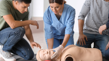 Καρδιακή ανακοπή: Εκπαίδευση BLS με ΚΑΡΠΑ και απινιδωτή στο Αρχηγείο Eunavflor Aspides
