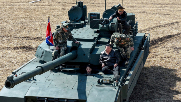 Ο Κιμ Γιονγκ Ουν ανέβηκε πάνω σε άρμα μάχης μαζί με την κόρη του κατά τη διάρκεια στρατιωτικής άσκησης, δείτε εικόνες