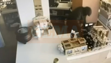 Συνελήφθη ζευγάρι που είχε ανοίξει πάνω από 20 καταστήματα στα Νότια Προάστια, δείτε βίντεο από τη δράση τους