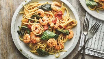 Φτιάχνουμε μια εύκολη μακαρονάδα με γαρίδες και βασιλικό