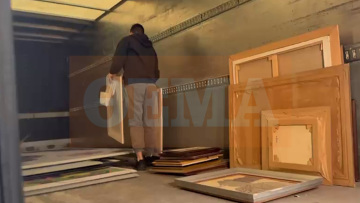 Βίντεο από τη γκαλερί Τσαγκαράκη στη Γλυφάδα: Αστυνομικοί φορτώνουν πίνακες σε φορτηγό