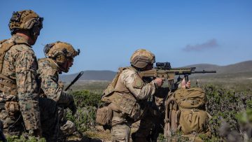 Ο Τραμπ προετοιμάζεται για ανάπτυξη χερσαίων δυνάμεων,  η Βρετανία παραχωρεί τις βάσεις της στις ΗΠΑ για πλήγματα κατά στόχων του Ιράν