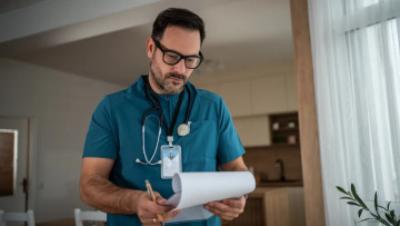 Το «βραχιολάκι» έκοψε στο μισό την αναμονή στα Επείγοντα – Εφαρμόζεται σε 34 νοσοκομεία
