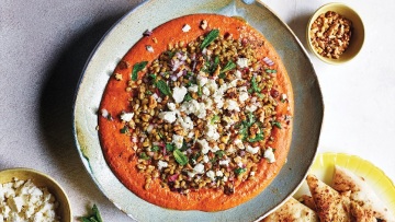 Μουχαμάρα κόκκινης πιπεριάς µε freekeh και φέτα