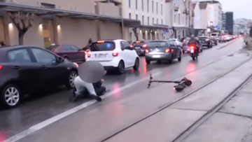 Νεαροί στην Πάτρα που ήταν δικάβαλο σε πατίνι έπεσαν σε live μετάδοση, δείτε στο βίντεο πώς «πετάχτηκαν» σε κεντρικό δρόμο
