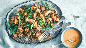 Σαλάτα µε γλυκοπατάτες, freekeh και dressing γιαούρτι – harissa