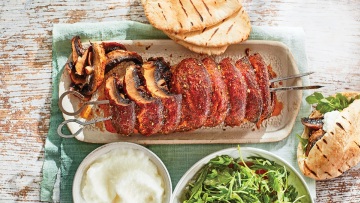 Σουβλάκι µανιταριών shawarma με σκορδάτη σάλτσα