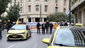 Απεργούν για τέταρτη ημέρα οι οδηγοί ταξί στην Αττική, συγκέντρωση και πορεία στο κέντρο
