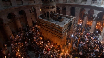 Τα τέσσερα σενάρια για το πώς θα μεταφερθεί το Άγιο Φως στην Ελλάδα