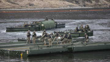 Οι ΗΠΑ ετοιμάζουν χερσαία επέμβαση στο Ιράν, λέει το CBS - Το Ιράν εκτόξευσε βαλλιστικούς πυραύλους κατά της βάσης Ντιέγκο Γκαρσία στον Ινδικό Ωκεανό