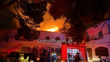Φωτιά σε διώροφο κτίριο λίγο έξω από τη Λαμία, απεγκλωβίστηκαν άτομα από γειτονικές κατοικίες, δείτε βίντεο και φωτογραφίες