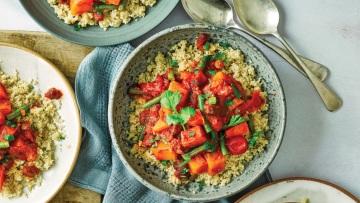 Κουσκούς με λαχανικά και harissa: Η αψάδα που ισορροπεί με τα λαχανικά