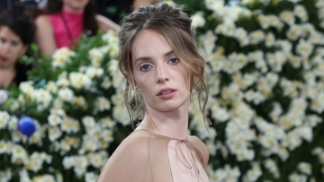 Η Μάγια Χοκ πρωταγωνιστεί στη νέα δραματική σειρά μυστηρίου του Netflix «The God of the Woods»