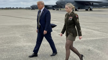 Ποιος είναι αυτός δίπλα στη Τζέσικα Φόστερ; Γιατί μια αξιωματικός φτιαγμένη από ΑΙ πήρε τα μυαλά οπαδών του Τραμπ

