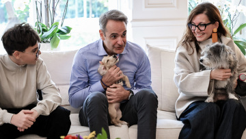 Το βίντεο Μητσοτάκη από τη συνάντηση με τους επαναπατρισθέντες μαζί με τα κατοικίδιά τους στο Μαξίμου, η σύσταση στον Πίνατ