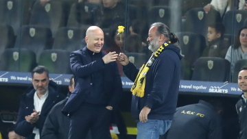 Ωραία κίνηση του Ηλιόπουλου: Έδωσε ένα κίτρινο τριαντάφυλλο στον Νίκολιτς μετά τη νίκη της ΑΕΚ με την Κηφισιά  