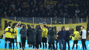 Αποθέωση από τον κόσμο για τους παίκτες της ΑΕΚ: «Πρωτάθλημα θα πάρουμε όλους θα τους τρελάνουμε»
