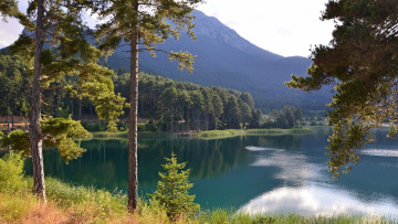 Ανοιξιάτικο πικ νικ στην Ελλάδα σε λίμνες, παραλίες και ποτάμια