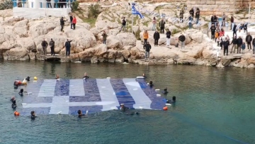 Τεράστια γαλανόλευκη σημαία 180 τ.μ. στην Πειραϊκή για την εθνική επέτειο της 25ης Μαρτίου, δείτε βίντεο