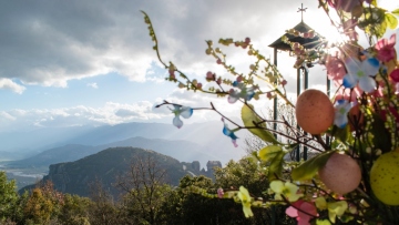 Συννεφιασμένος ο καιρός σήμερα: Πού αναμένονται τοπικές βροχές, βελτιωμένο το σκηνικό την Κυριακή του Πάσχα