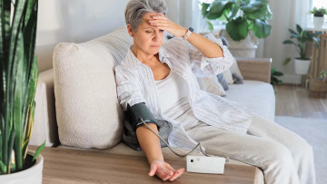 Γιατί η αρτηριακή πίεση ανεβαίνει το πρωί; Ο ειδικός εξηγεί πότε να ανησυχήσουμε
