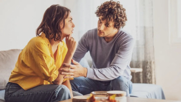 Ψυχοθεραπεύτρια αποκαλύπτει 2 μεγάλα λάθη που απομακρύνουν τα ζευγάρια
