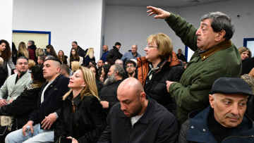 Συνεχείς διακοπές στη δίκη για τα Τέμπη, συνεχίζονται οι φωνές και οι αντιδράσεις συγγενών για την αίθουσα