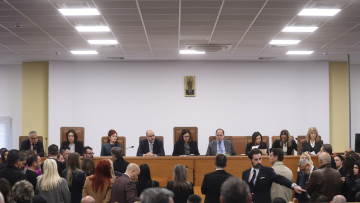 Διεκόπη και πάλι η δίκη για τα Τέμπη λόγω έντασης, αντιδρούν οι συνήγοροι για τη χωρητικότητα της αίθουσας και απειλούν με αποχώρηση