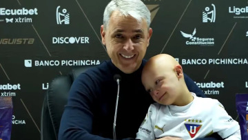 Προπονητής έδωσε συνέντευξη αγκαλιά με τον γιο του που έχει σύνδρομο Down – Συγκλονιστικό βίντεο
