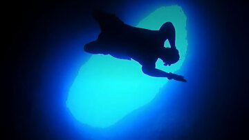 Το επικίνδυνο «πηγάδι του διαβόλου» στα λιμανάκια της Βουλιαγμένης
