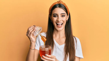 Μέλι, «φάρμακο» για όλα, από τον βήχα μέχρι τον ύπνο – Τι λέει η ειδικός
